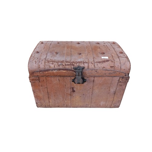 92 - AN ANTIQUE TIN TRUNK & CONTENTS LINENES ETC