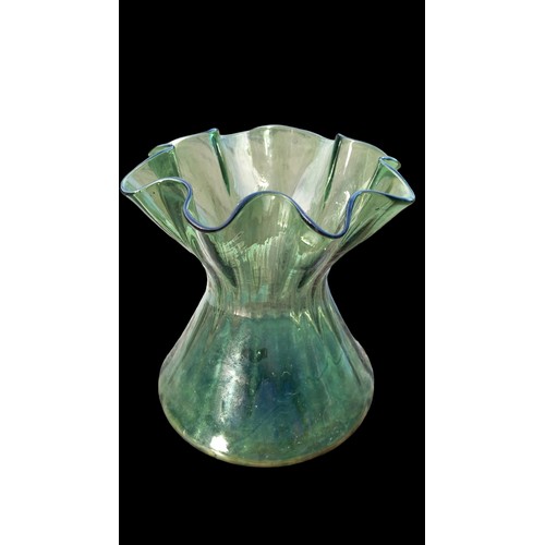 138 - A MID CENTURY GREEN GLASS VASE 7