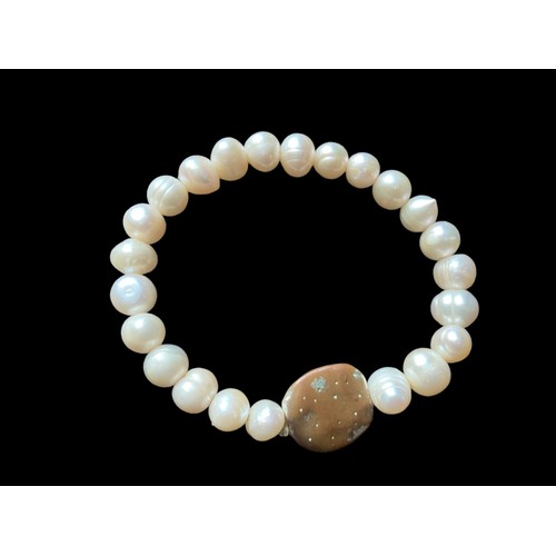 219 - A GENUINE PEARL BRACELET