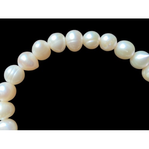 219 - A GENUINE PEARL BRACELET