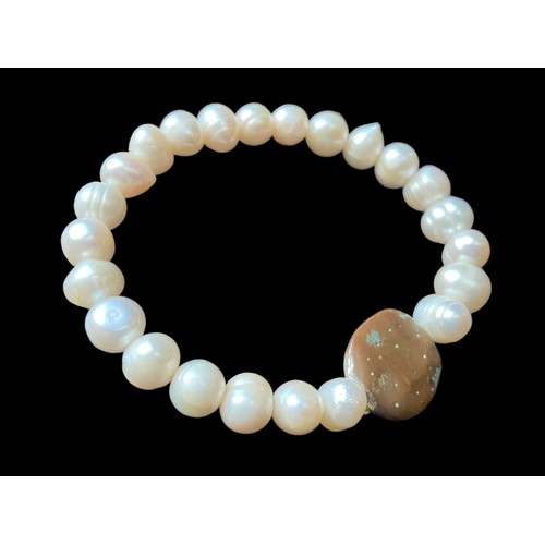 219 - A GENUINE PEARL BRACELET