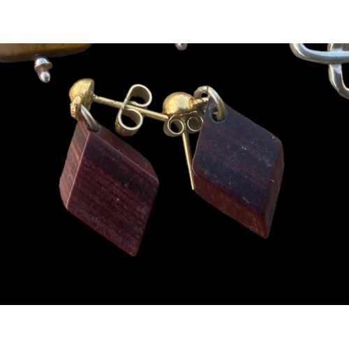 223 - A PAIR OF 9ct AND WOOD EARRINGS, SILVER TIGER EYE EARRINGS AND SILVER CELTIC EARRINGS