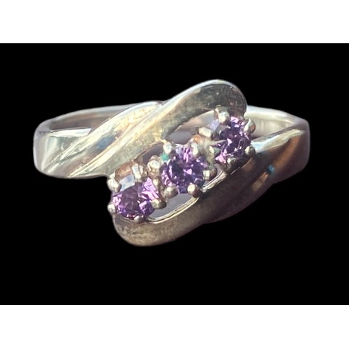 177 - AN ORNATE TWIST SILVER RING SET WITH AMETHYST