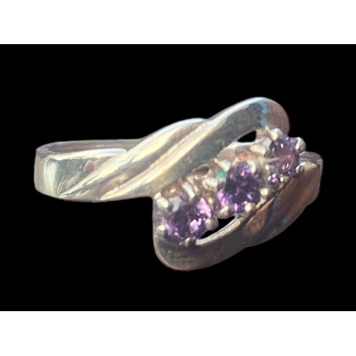 177 - AN ORNATE TWIST SILVER RING SET WITH AMETHYST