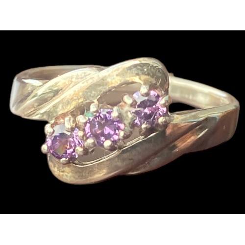 177 - AN ORNATE TWIST SILVER RING SET WITH AMETHYST