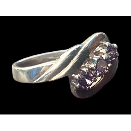 177 - AN ORNATE TWIST SILVER RING SET WITH AMETHYST