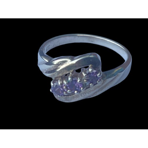 177 - AN ORNATE TWIST SILVER RING SET WITH AMETHYST