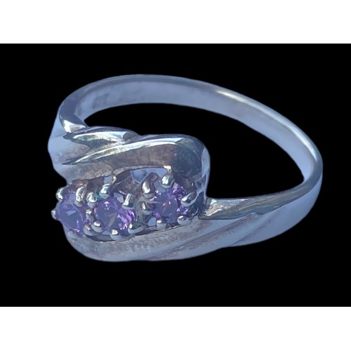 177 - AN ORNATE TWIST SILVER RING SET WITH AMETHYST