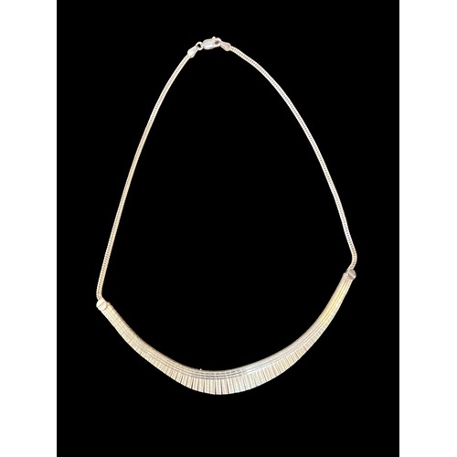 231 - A QUALITY SILVER NECKLACE HALLMARKED THROUGHOUT