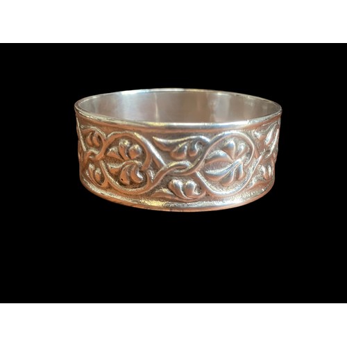 408 - A STUNNING ORNATE BIRMINGHAM SILVER NAPKIN RING