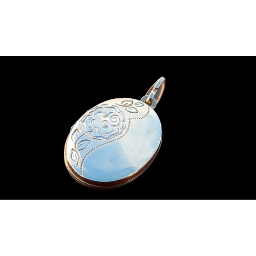 551 - A 9CT OVAL LOCKET MEASURES 3CM x 2 HALF ENGRAVED FRONT