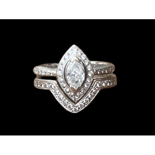 552 - A STUNNING 18CT WHITE GOLD MARQUISE DIAMOND RING WITH DIAMOND SURROUND & SHOULDER COMPLETE WITH A MA... 