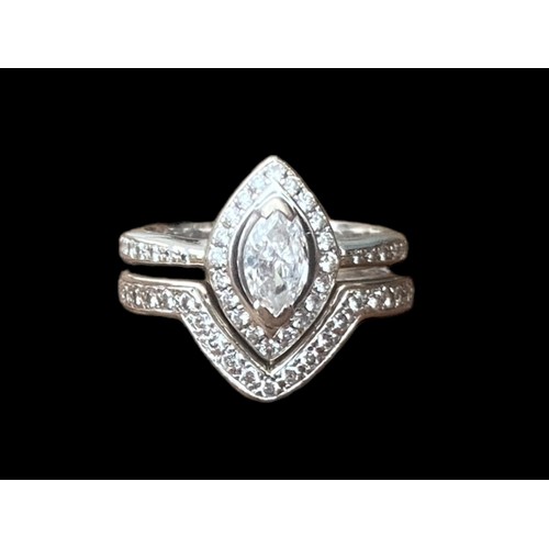 552 - A STUNNING 18CT WHITE GOLD MARQUISE DIAMOND RING WITH DIAMOND SURROUND & SHOULDER COMPLETE WITH A MA... 