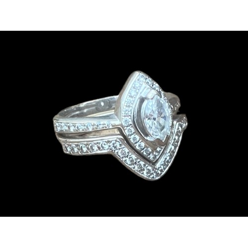 552 - A STUNNING 18CT WHITE GOLD MARQUISE DIAMOND RING WITH DIAMOND SURROUND & SHOULDER COMPLETE WITH A MA... 