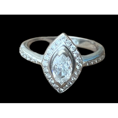 552 - A STUNNING 18CT WHITE GOLD MARQUISE DIAMOND RING WITH DIAMOND SURROUND & SHOULDER COMPLETE WITH A MA... 