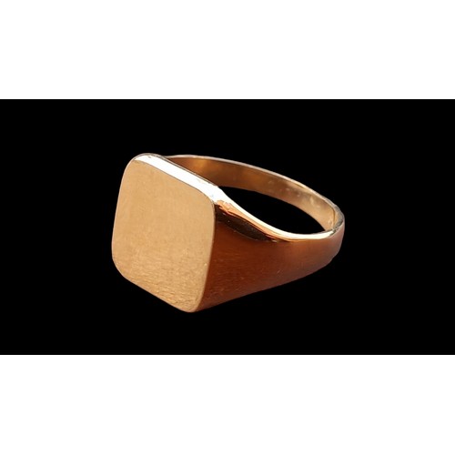 555 - A 9CT GOLD SQUARE HEAD PLAIN SIGNET RING WEIGHS 4.66G SIZE O