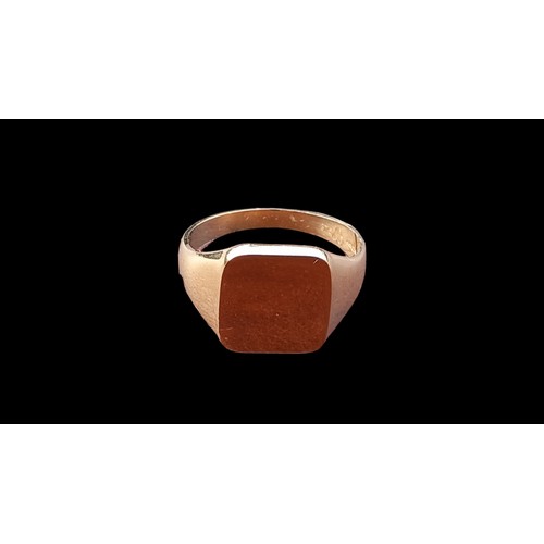 555 - A 9CT GOLD SQUARE HEAD PLAIN SIGNET RING WEIGHS 4.66G SIZE O