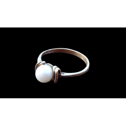 559 - A 9CT GOLD RING SINGLE PEARL WITH A DOUBLE ROW MOUNT 1.78G SIZE M