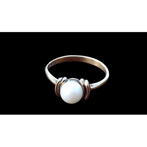 559 - A 9CT GOLD RING SINGLE PEARL WITH A DOUBLE ROW MOUNT 1.78G SIZE M