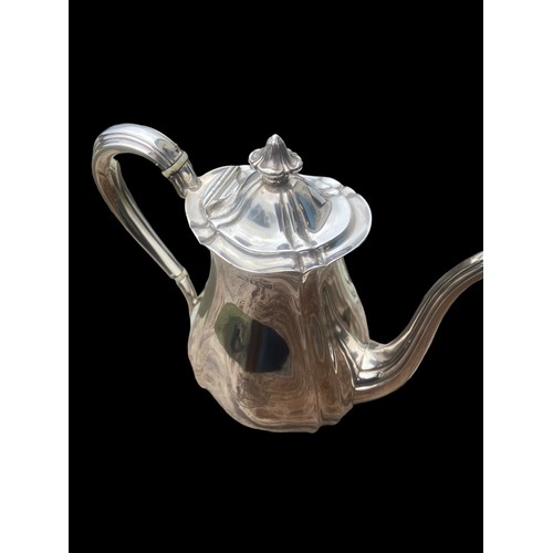 569 - A FINE EDWARDIAN SILVER TEA/COFFEE POT BY ATKIN BROTHERS 1906 654GRAMS