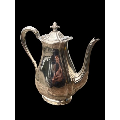 569 - A FINE EDWARDIAN SILVER TEA/COFFEE POT BY ATKIN BROTHERS 1906 654GRAMS