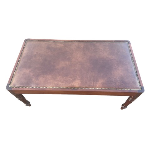 573 - A GEORGIAN LEATHER TOP STOOL 39x22x17