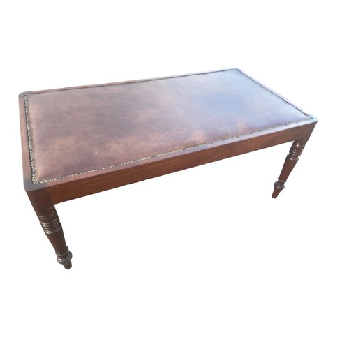 573 - A GEORGIAN LEATHER TOP STOOL 39x22x17