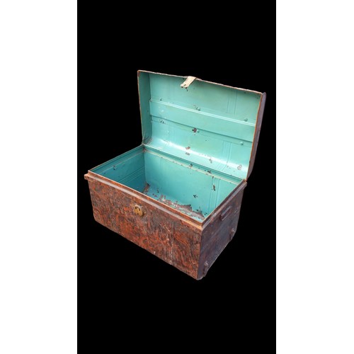 629 - A VINTAGE TIN TRUNK 25.5 x 17 x 16