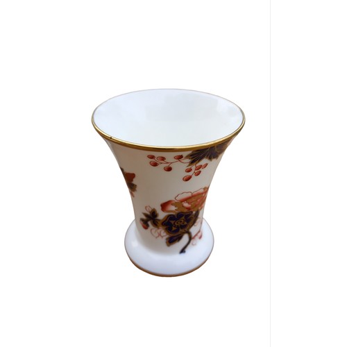 660 - AN UNUSUAL HONG KONG POT AND 2 OTHER PIECES BY COALPORT