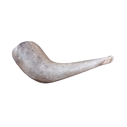 668 - AN ANTIQUE CLAY PIPE