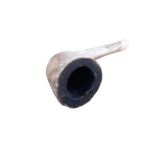 668 - AN ANTIQUE CLAY PIPE