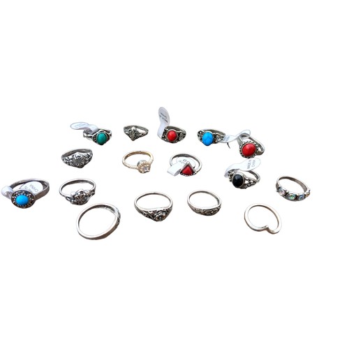 125 - MIXED LOT OF RINGS