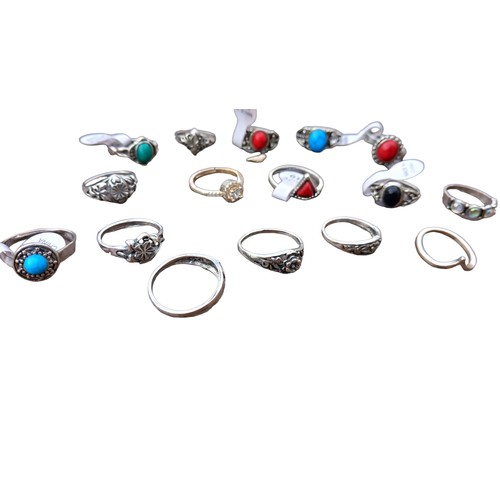 125 - MIXED LOT OF RINGS