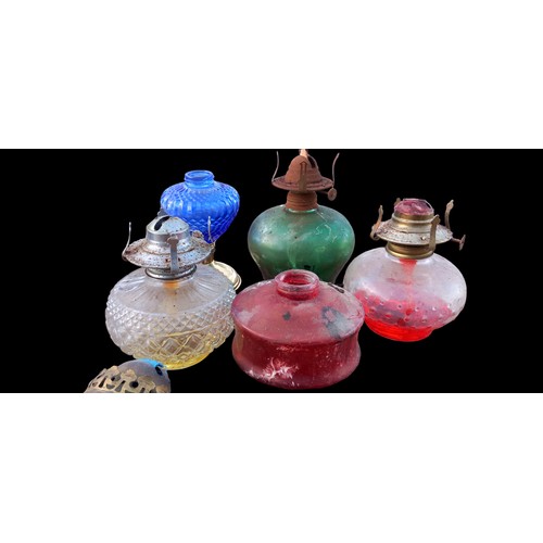 135 - LOT OF OIL LAMPS AND CHIMMENYS