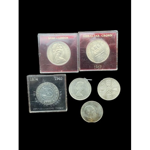 208 - 6 MIXED COINS TO INCLUDE- CHURCHHILL, GIBRALTAR HALF CROWNS, ELIZABETH II 5 SHILLINGS