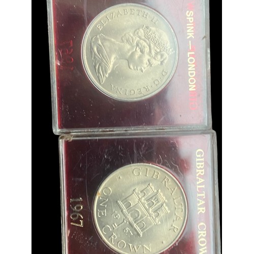 208 - 6 MIXED COINS TO INCLUDE- CHURCHHILL, GIBRALTAR HALF CROWNS, ELIZABETH II 5 SHILLINGS
