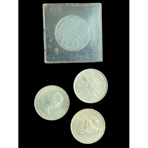208 - 6 MIXED COINS TO INCLUDE- CHURCHHILL, GIBRALTAR HALF CROWNS, ELIZABETH II 5 SHILLINGS