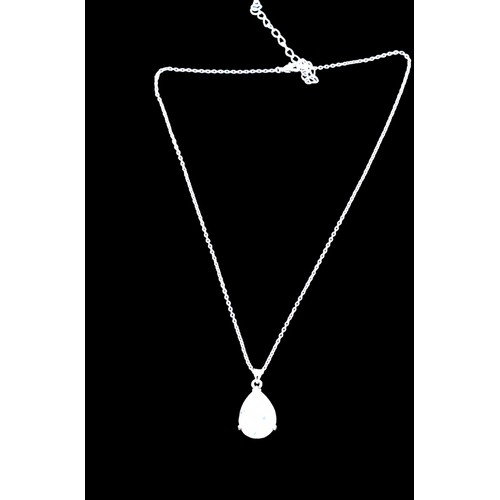 236 - A SILVER & CRYSTAL PENDANT ON A SILVER CHAIN