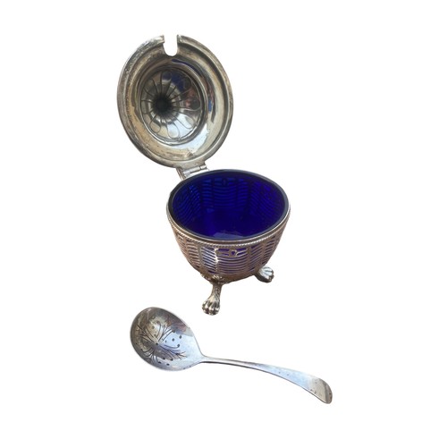 55 - A STUNNING PLATED MUSTARD POT WITH BLUE GLASS LINER ON A HAIRY TRIPOD PAW FOOT