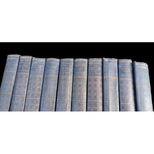 113 - SET OF VINTAGE H.G WELLS BOOKS