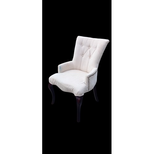 135 - A MODERN STYLE BUTTONED CHAIR