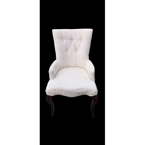 135 - A MODERN STYLE BUTTONED CHAIR