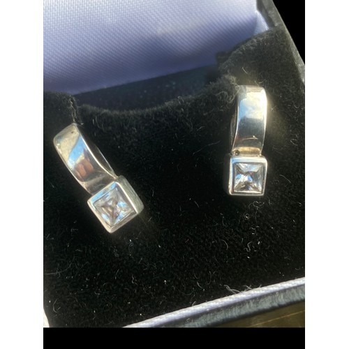 252 - DESIGNER STYLE SILVER SOLITAIRE EARRINGS