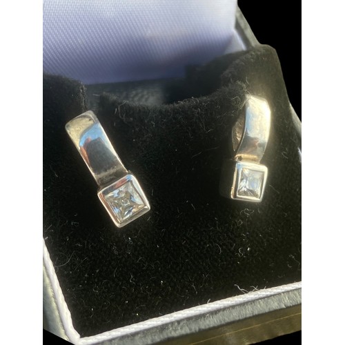 252 - DESIGNER STYLE SILVER SOLITAIRE EARRINGS