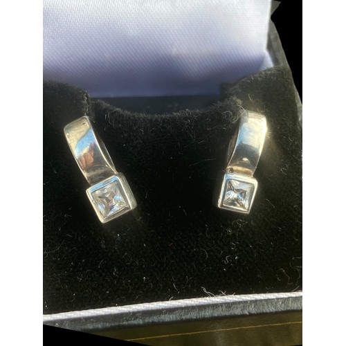252 - DESIGNER STYLE SILVER SOLITAIRE EARRINGS