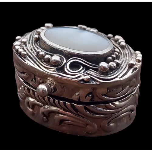 253 - A SILVER MOTHER OF PEARL PILL BOX