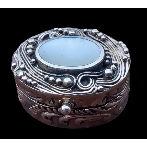253 - A SILVER MOTHER OF PEARL PILL BOX