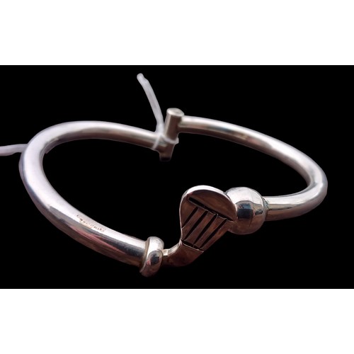256 - A SILVER GOLF CLUB HINGED BANGLE