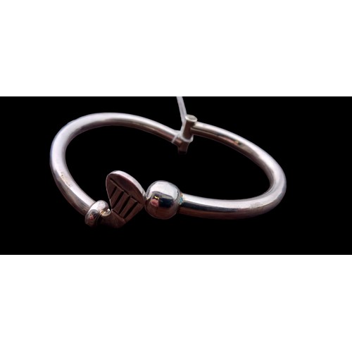 256 - A SILVER GOLF CLUB HINGED BANGLE