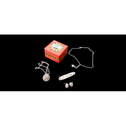 257 - A TRINKET BOX & CONTENTS- SILVER JEWELLERY & MOTHER OF PEARL KNIFE